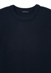 Dunkelblauer, gestrickter Pullover mit strukturiertem Oberflächen, rundem Ausschnitt und gerippten Bündchen. Verfügt über ein Etikett mit "CALLIOPE" und der Größe "L".