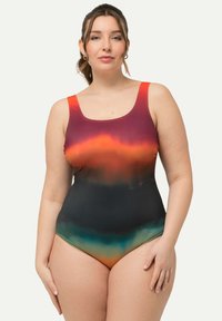Maillot de bain une pièce avec un design dégradé, mettant en avant des tons orange, rouge et noir. Tissu doux avec un décolleté arrondi et de larges bretelles.