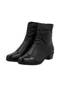 Botas negras hasta el tobillo con tacones bajos, cañas de cuero suave fruncidas y punteras de charol brillantes, logotipo metálico pequeño de la marca en el lateral.