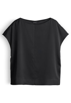 Blusa nera a maniche corte con scollo a barca, vestibilità ampia e dettaglio di cucitura verticale centrale, mostrata su sfondo bianco.
