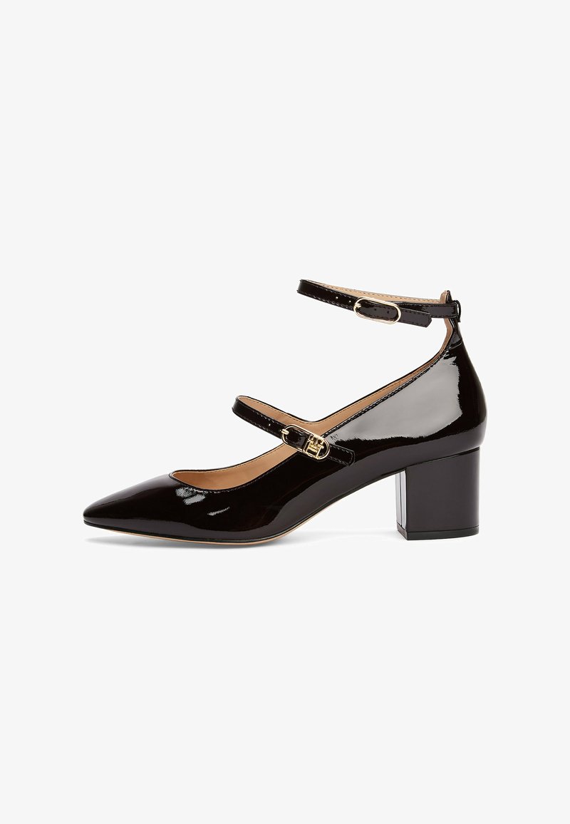 Zapatos de charol negros con punta afilada, tiras en el tobillo y herrajes dorados. Cuentan con un tacón cuadrado bloque para mayor estabilidad.