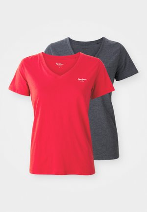 Deux t-shirts à col en V : l'un en rouge vif, l'autre en gris foncé. Fabriqués en coton doux avec des manches courtes et une coupe ajustée.