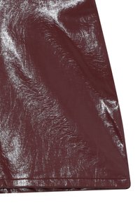 Tessuto bordeaux lucido con una texture increspata; superficie liscia e riflettente; nessun motivo o decorazione visibile.