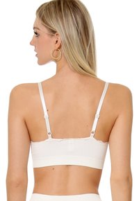 Bralette bianco a costine con spalline regolabili, merletto sui bordi e una texture liscia. Progettato per il comfort e una copertura minimale.