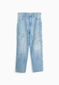 Vaaleansiniset farkut, joissa on useita paikkataskuja, kuluneet reunat ja rento leikkaus. Ominaisuuksiin kuuluvat ompeluyksityiskohdat ja napitus.