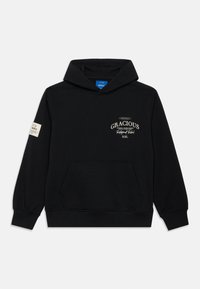 Czarna bluza z kapturem z kieszenią z przodu, z białym nadrukowanym logo i tekstem na klatce piersiowej oraz metką na lewym rękawie. Materiał bawełniany, fason casual.