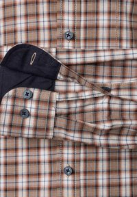 Braun- und weißkariertes Hemd mit blauen Knöpfen, aus Baumwolle gefertigt, und kontrastierendem dunklem Stoff an den Manschetten. Verfügt über einen klassischen Kragen und geknöpfte Manschetten.