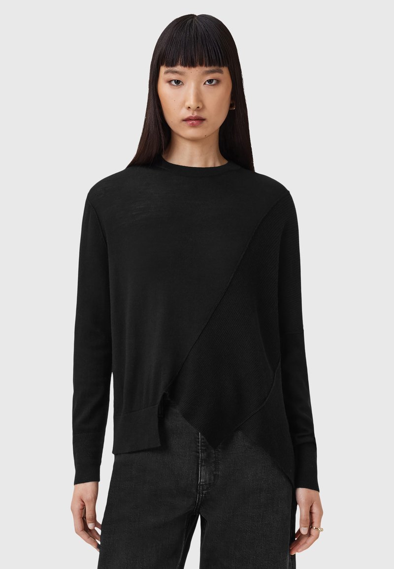Maglione nero con un design diagonale, che presenta un tessuto lavorato e liscio. Le maniche lunghe e il collo rotondo completano l'aspetto minimalista.