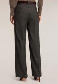 Pantaloni grigi a gamba larga con una sottile texture, caratterizzati da pieghe frontali e una cintura bordeaux. Il design include una silhouette sartoriale.