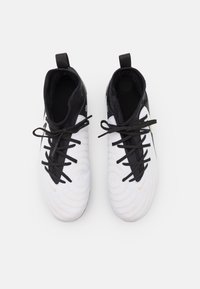 Scarpe da ginnastica in bianco e nero con texture a spirale, punta affusolata e lacci neri. Anello sul tallone per una facile calzata, con un accento dorato.
