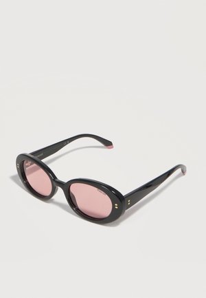 Μαύρα οβάλ γυαλιά ηλίου με ροζ φακούς και διακριτικές χρυσές κουκκίδες στα πλαϊνά του σκελετού, εμφανιζόμενα σε λευκό φόντο.