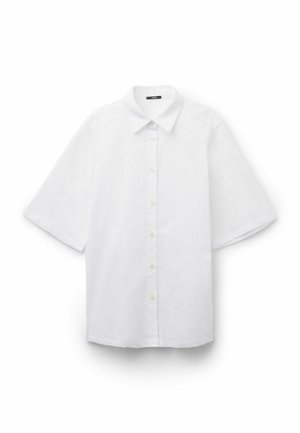 Bílá košile s krátkými rukávy, zapínáním na knoflíky vpředu, se špičatým límečkem a volným střihem, zobrazena na bílém pozadí.