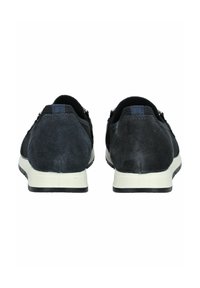 Schwarze Wildleder- und Netzsneaker mit einer kontrastierenden weißen Sohle und dunkelblauen Akzenten, die eine niedrige Silhouette und einen gepolsterten Kragen aufweisen.