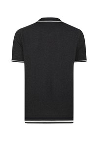 Camisa polo negra con tejido texturizado, mangas cortas y rayas blancas en contraste en el cuello y los puños de las mangas.