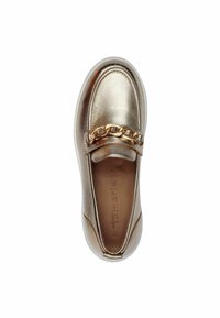Loafers en or métallisé avec un accent en chaîne sur le coup de pied, dessus en cuir, semelle intérieure rembourrée et semelle en caoutchouc blanc avec un bout arrondi.