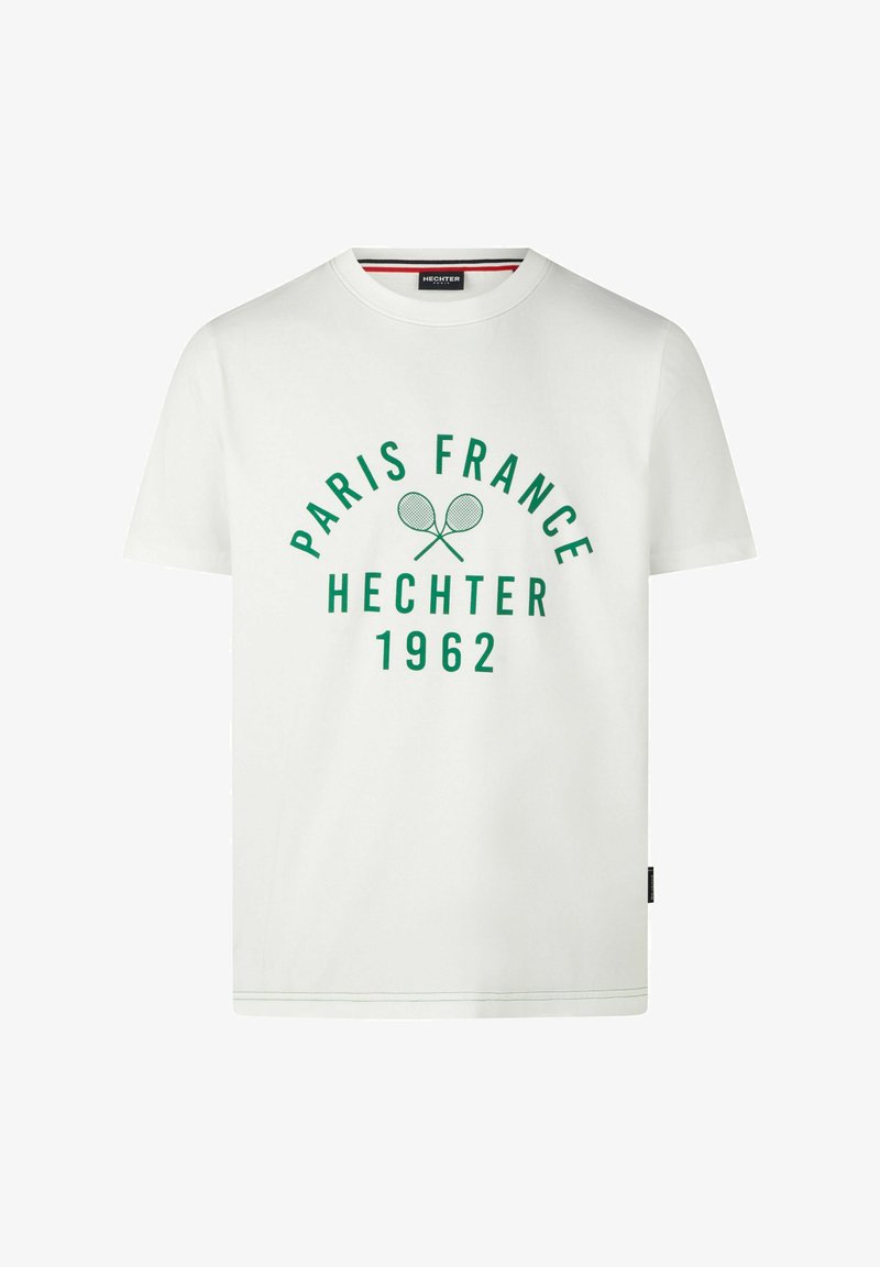 Witte katoenen t-shirt met groene tekst "PARIJS FRANKRIJK HECHTER 1962" en een ontwerp van gekruiste tennisrackets; klassieke ronde hals; korte mouwen.