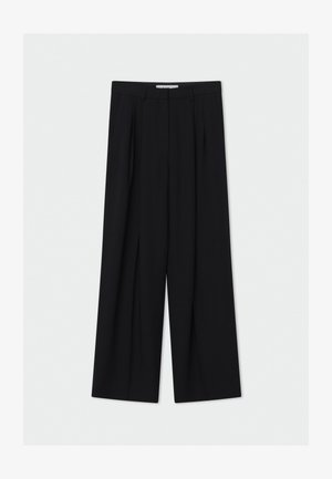 Bredbukser i sort lavet af et glat stof. Har en høj talje, plisseringer foran og en ankellang længde. Minimalistisk design.