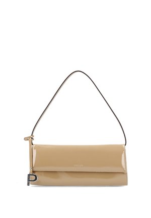 Beige glänzende rechteckige Handtasche mit dünnem schwarzem Riemen und silbernem "P"-Anhänger, der seitlich hängt.