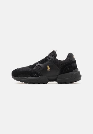 Zapatilla deportiva negra con detalles de malla y ante y un logo de Polo Ralph Lauren bordado en dorado en el lateral.