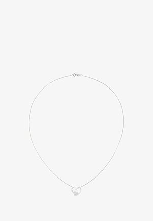 Srebrna ogrlica s tanko verižico in obeskom v obliki srca, z dvema prepletenima srčkoma in majhnimi prozornimi poudarki.