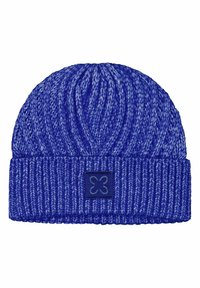 Blauwe gebreide beanie met een ribbelpatroon en een platte manchette. Heeft een klein zwart vierkant label met een lichtblauw logo. Zachte textuur.