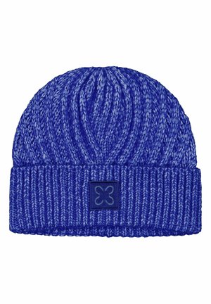 Bonnet tricoté bleu avec un motif en côtes et un revers plat. Présente un petit patch carré noir avec un logo bleu clair. Texture douce.