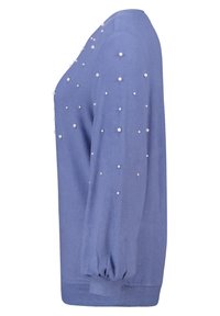 Blauwe trui met een zachte textuur, versierd met pareldetails die verspreid over de voorkant zijn en ballonmouwen heeft, zijwaarts gepresenteerd.