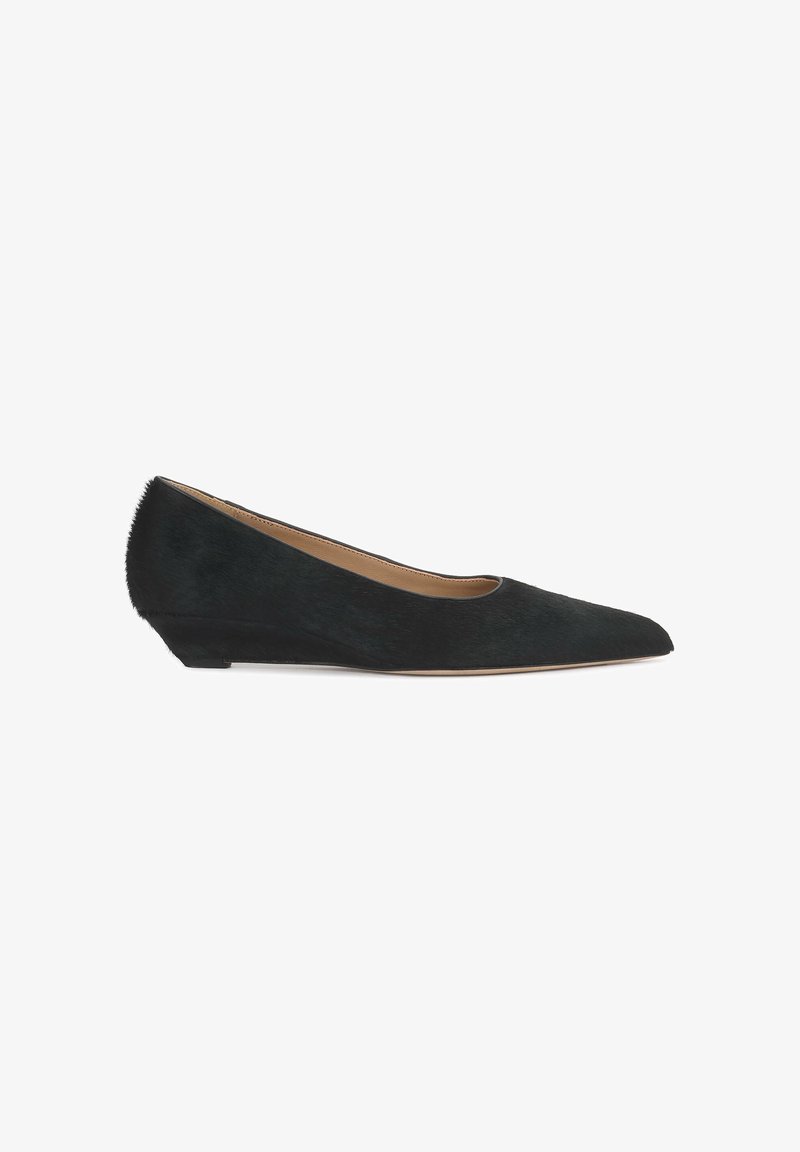 Chaussure plate noire à bout pointu avec un petit talon compensé et une finition mate et lisse.
