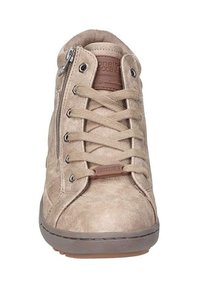 Zapatilla alta de ante beige con cordones en la parte delantera, cremallera lateral y suela de goma. Cuenta con una placa de cuero grabada con el logo en la lengüeta.