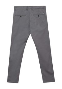 Pantaloni in cotone grigi con taglio dritto, due tasche posteriori con bottoni e passanti per cintura. Texture liscia e design minimalista.
