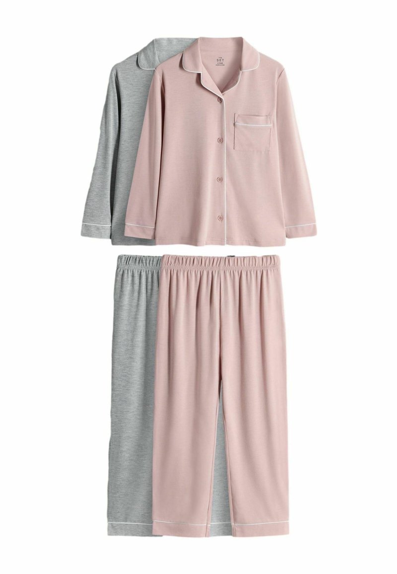 To sæt af langærmede pyjamas med knaplukning og bukser med elastisk talje, ét i blødt pink og ét i lys grå, begge med hvide piping-detaljer.
