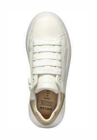 Białe sneakersy z gładką skórzaną cholewką, z białymi sznurówkami, złotym akcentem na pięcie oraz wyściółką amortyzującą.