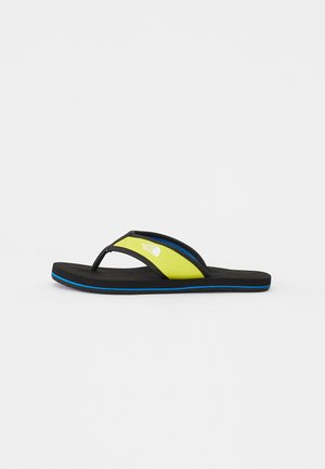 Sort flip-flop med et gult og sort stofoverdel, en gummisål med blå detaljer og en tekstureret indersål for bedre greb.