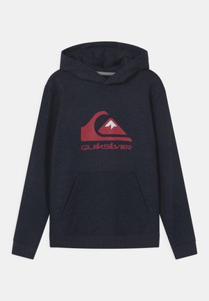 Granatowa bluza z kapturem z miękkiego materiału, z wyraźnym czerwonym logo Quiksilver na przodzie oraz przednią kieszenią kangurka.