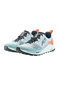  Lichtblauwe en oranje trailrunning schoenen met een gestructureerd oppervlak en een zwarte buitenzool, voorzien van veters en trekhulptabs voor eenvoudig aan- en uittrekken.