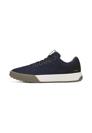 Blauer und schwarzer Sneaker mit niedrigem Schaft, schwarzen Schnürsenkeln, dicker weißer Zwischensohle und brauner Gummisohle, für wasserdichtes Tragen konzipiert.
