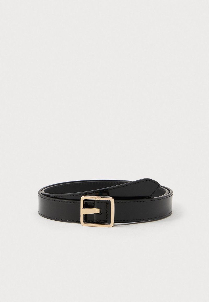 Cintura in pelle nera arrotolata con fibbia quadrata dorata su sfondo chiaro uniforme.