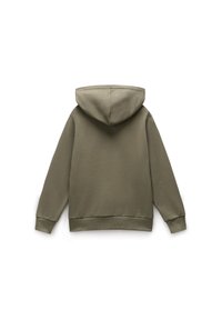 Olivgrüner Kapuzenpullover aus weichem Material, mit einer Kängurutasche, gerippten Bündchen und Saum; glatte Textur mit einem schlichten Design.
