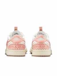 Vita och ljusrosa sneakers med nätdetaljer, läderaccenter och en broderad logotyp på hälen. Har en strukturerad sula och dragflik.
