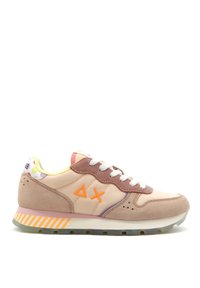 Sneaker con una tomaia in pelle e camoscio rosa chiaro, logo arancione, lacci bianchi e un tallone con motivo multicolore, caratterizzato da una suola a righe.