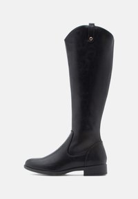 Bottes noires montant au genou en cuir lisse, dotées d'un bout rond, d'un petit talon bloc et d'une sangle décorative avec un accent métallique en haut.
