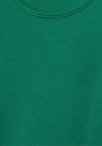 Grüner, gerippter Stoff mit Rundhalsausschnitt, der ein dezentes strukturiertes Muster und eine glatte Oberfläche aufweist. Ideal für Freizeitkleidung.