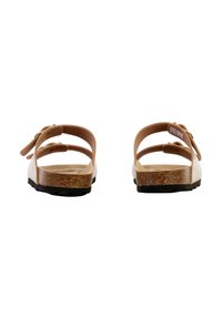 Sandalias marrones y blancas con suelas de corcho, diseño de múltiples correas, parte posterior abierta y hebillas ajustables para un ajuste seguro. Suela de goma texturizada.