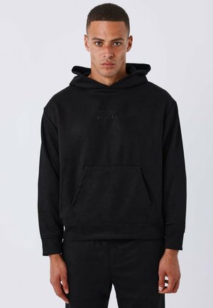 Sudadera negra hecha de una suave mezcla de algodón, con un bolsillo tipo canguro en la parte delantera, puños acanalados y un sutil logotipo embosado en el pecho.