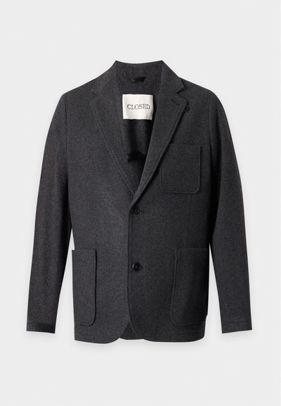 Blazer homme gris foncé avec deux poches basses, une poche poitrine et un revers cranté, présenté sur un fond clair uni.