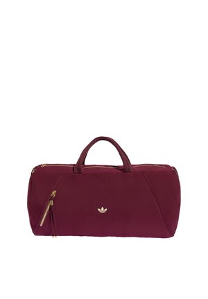 Sac polochon bordeaux avec double poignées, fermeture éclair dorée et logo Adidas centré sur la poche avant, isolé sur fond blanc.