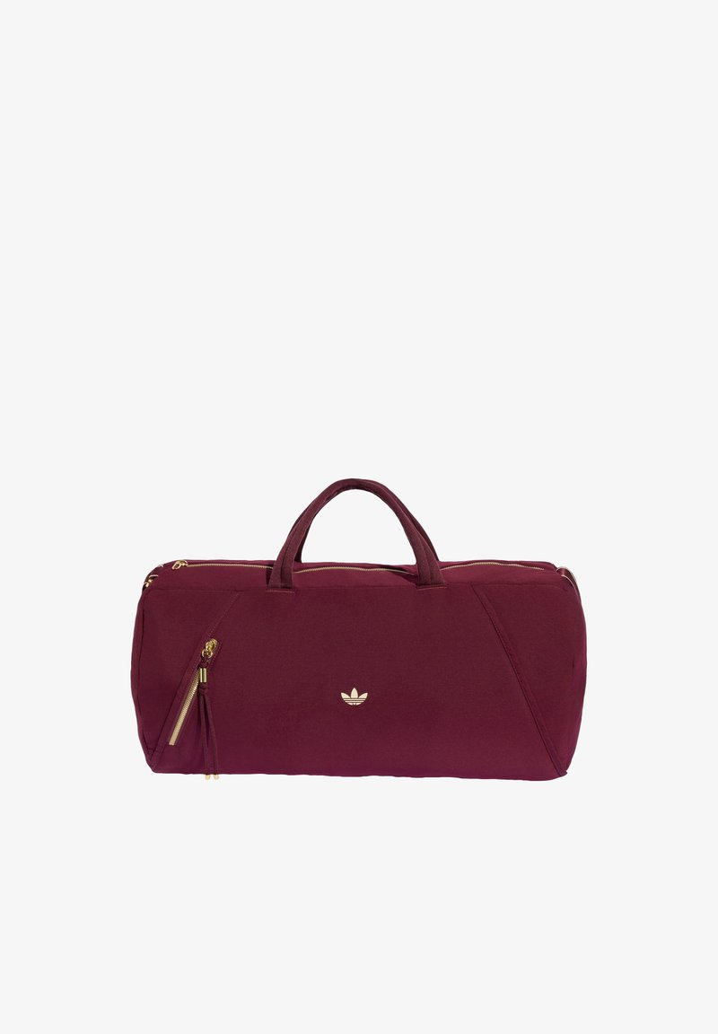 Καφέ (μπουργκουνδί) τσάντα duffel με διπλές λαβές, χρυσό φερμουάρ και λογότυπο Adidas κεντραρισμένο στην μπροστινή τσέπη, απομονωμένη σε λευκό φόντο.