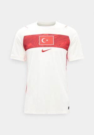 Weißes Sporttrikot mit kurzen Ärmeln, mit einem roten, gemusterten Brustbereich, der die türkische Flagge zeigt, und einem roten Nike-Swoosh darunter.