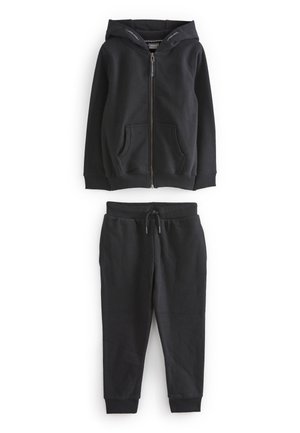 Czarny rozpinany hoodie z dwoma przednimi kieszeniami i wyściełanym kapturem, zestawiony z pasującymi spodniami dresowymi z elastycznym pasem i sznurkiem.