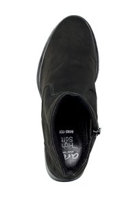 Botín de ante negro hasta el tobillo con punta redonda, cierre de cremallera, plantilla acolchada y suela de goma lisa, que indica flexibilidad y comodidad.